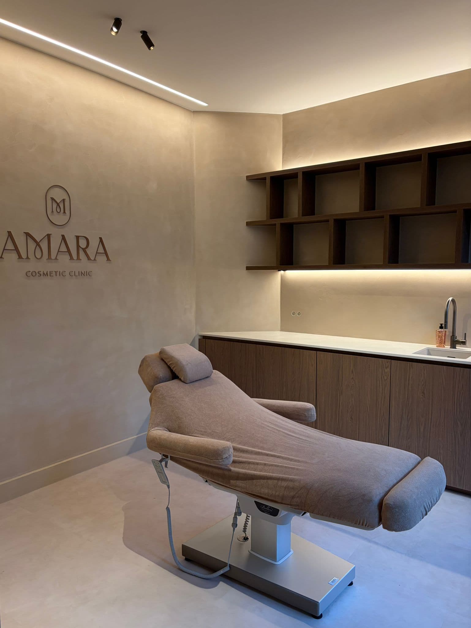 Amara Cosmetic Clinic — behandelkamer met logo